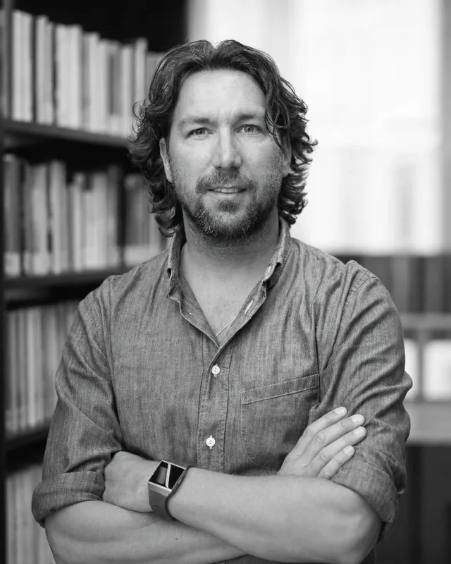 Dr Jef van den Hout